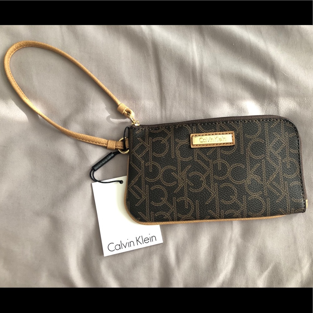 SOLD- CALVIN KLEIN SIGNATURE WRISLET